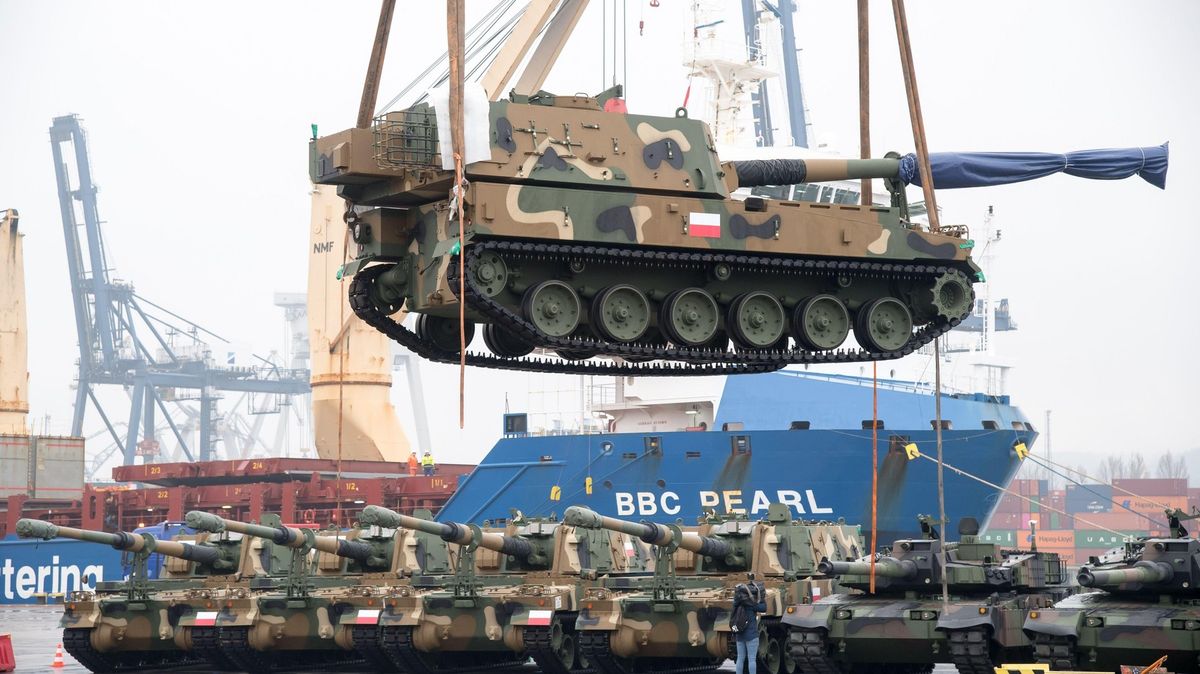 Ruský poslanec hrozí kvůli nákupu tisícovky tanků „Posledním dnem Varšavy“